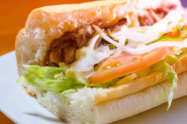 Taze domatesli sandviç ve biftek.