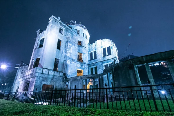 Ночью в японском Хиросиме взорвался купол атомной бомбы — стоковое фото