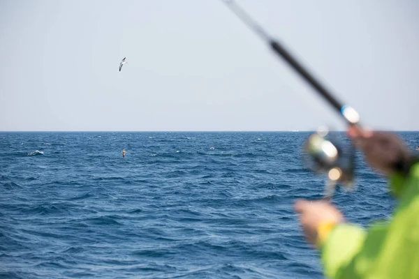 享受渔船捕鱼的人 — 图库照片