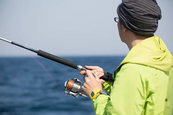 Persone che amano la pesca in barca — Foto Stock