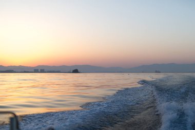 Günbatımı ve tekne uyanıyor