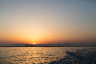 Günbatımı ve tekne uyanıyor