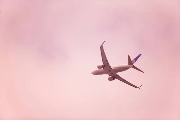 Um avião voando no céu azul — Fotografia de Stock