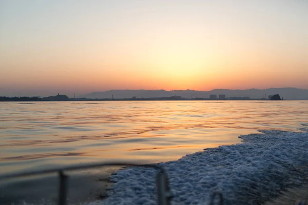 Günbatımı ve tekne uyanıyor