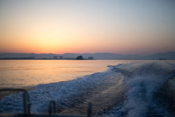 Захід сонця і пробудження човна — стокове фото