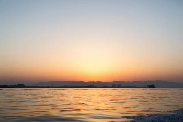 Günbatımı ve tekne uyanıyor