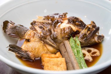 Ağır ateşte pişmiş Japon balığı kafası.