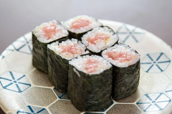 ton balığı suşi roll