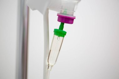 Hastane ameliyathanesinde iğne.