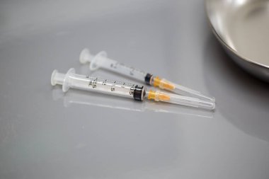 Hastane ameliyathanesinde şırınga.