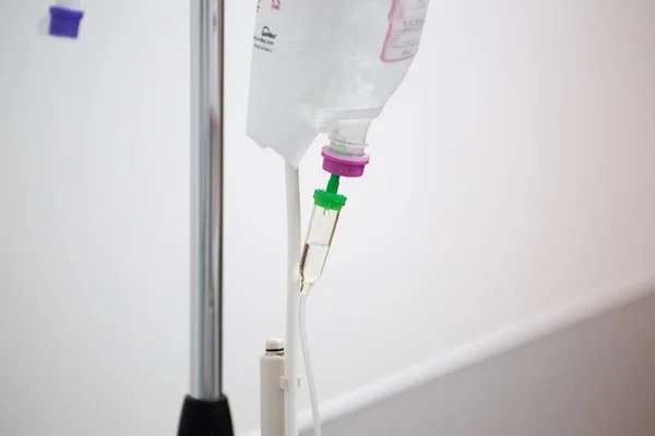 Hastane ameliyathanesinde iğne.