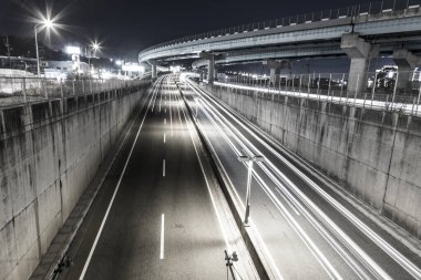 Gece karanlığında otoyol ve araba ışıklarını yavaş çekerek