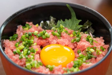 Japon suşi restoranından lezzetli bir deniz ürünleri kasesi al.