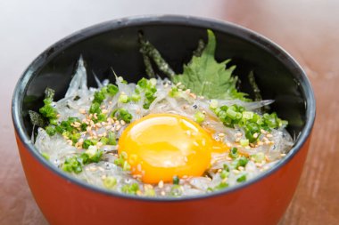 Japon suşi restoranından lezzetli bir deniz ürünleri kasesi al.