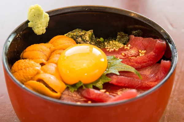 Neem Een Heerlijke Schaal Zeevruchten Een Japans Sushi Restaurant — Stockfoto