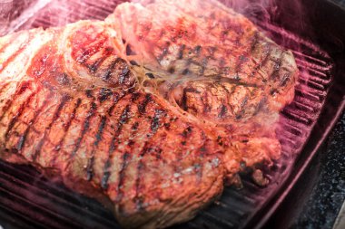 Bifteği ızgarada pişir.