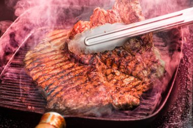 Bifteği ızgarada pişir.