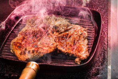 Bifteği ızgarada pişir.