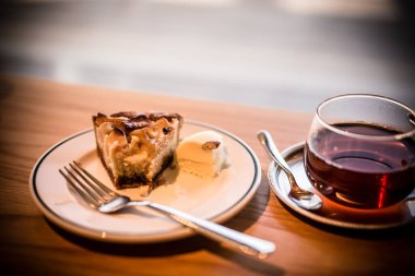 Fukuoka, Japonya 'daki şık bir kahve dükkanından çok lezzetli bir pasta ve latte.