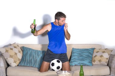 mutlu ve heyecanlı izlerken futbol maç Tv kutluyor zafer hedef deli fan kavramında takım shirld forma öpüşme üzerinde çekici genç adam