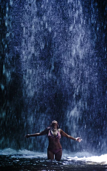 Attraktive und sexy asiatische Frau fühlt sich glücklich und frei nass unter schönen Wasserfall Naturlandschaft im Tourismus Sommerurlaub Reise — Stockfoto