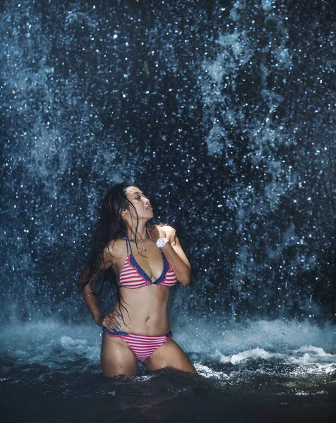 Atraente e sexy mulher asiática sentindo-se feliz e livre molhado sob bela cachoeira natureza paisagem no turismo férias de verão viagem — Fotografia de Stock