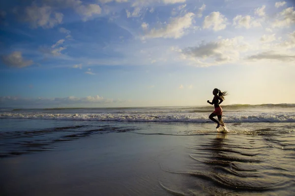 Sziluettjét fiatal ázsiai sport futó nő edzés-futás — Stock Fotó