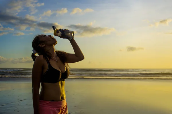Thirsty beautiful Asian sport runner woman drinking water in fro — Stock Photo, Image
