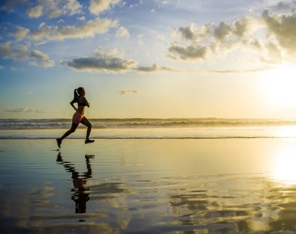 Silhueta de jovem asiático esporte corredor mulher no running workout — Fotografia de Stock