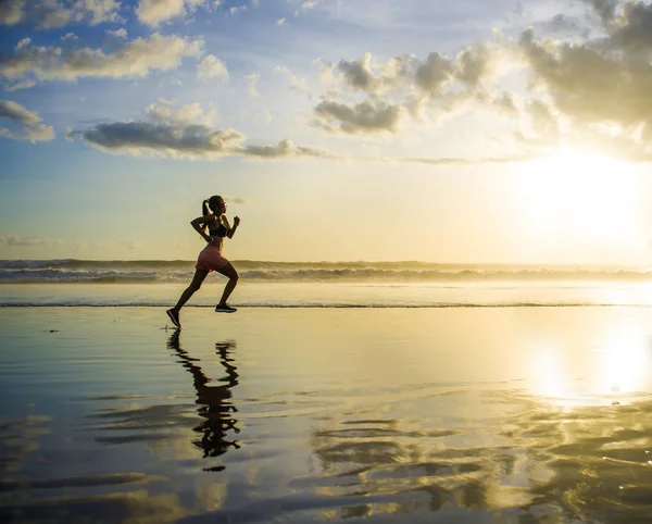 Silhueta de jovem asiático esporte corredor mulher no running workout — Fotografia de Stock