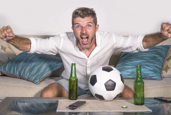 年轻有吸引力的人高兴和兴奋看足球比赛在电视庆祝胜利目标疯狂和痉挛与啤酒爆米花和足球 — 图库照片