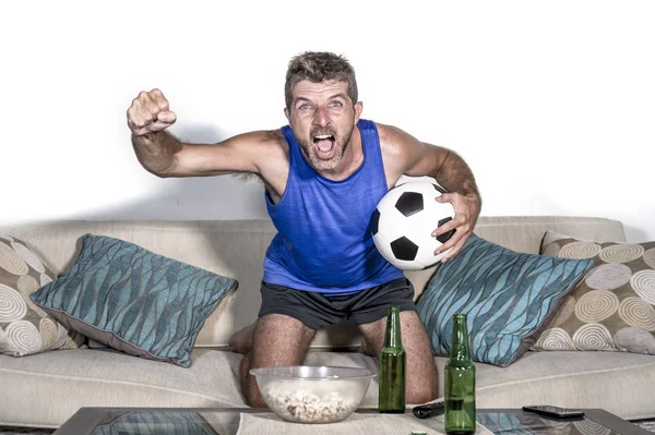 年轻有吸引力的人高兴和兴奋看足球比赛在电视庆祝胜利目标疯狂和痉挛与啤酒爆米花和足球 — 图库照片
