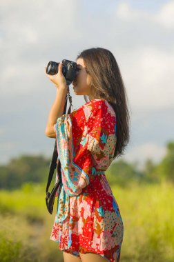 tatlı genç Asyalı Çince veya Korece kadın üzerinde kamera fotoğraf gülümseyen güzel doğa manzara mutlu tatil çekim 20'li