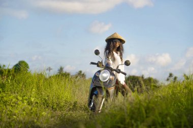 tradit kadında genç çekici siyah Afrika kökenli Amerikalı turist