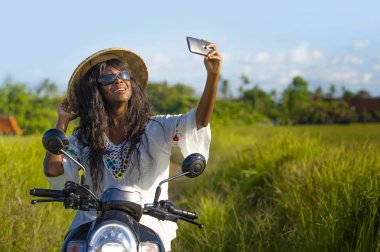 Asya trad kadında genç çekici siyah afro Amerikalı turist