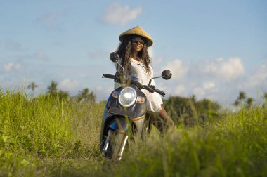 tradit kadında genç çekici siyah Afrika kökenli Amerikalı turist