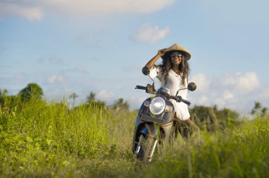 tradit kadında genç çekici siyah Afrika kökenli Amerikalı turist