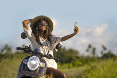 Asya trad kadında genç çekici siyah afro Amerikalı turist