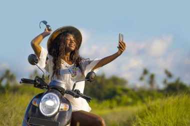 Asya trad kadında genç çekici siyah afro Amerikalı turist