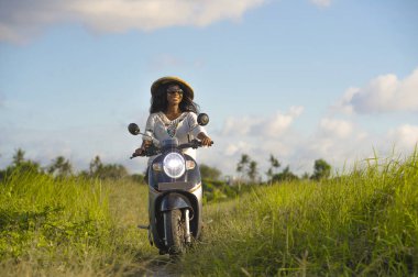tropikal alan geleneksel Asya şapka giyen gülümseyen içinde motosiklet mutlu sürme genç güzel turistik veya göçebe Gezgin siyah afro Amerikalı kadın 