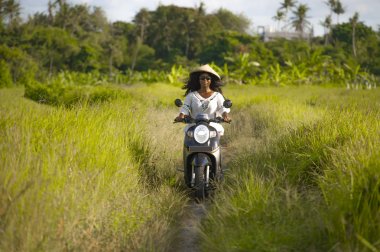 genç güzel turistik veya göçebe seyahat etmek siyah afro Amerikan wo