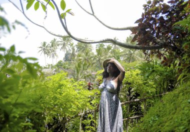 genç çekici mutlu afro Amerikalı siyah kadın 30'lu keşfetmek r