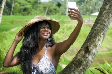 çekici genç çekici mutlu afro Amerikalı siyah kadın turist 