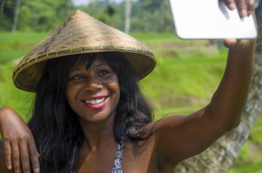 çekici genç çekici mutlu afro Amerikalı siyah kadın turist 