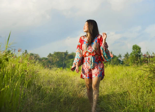 Mladá šťastný a hravý asijské Čínská žena, v krásných šatech, Bavíte se těší dovolená výlet na trávě tropické oblasti úsměvem veselá — Stock fotografie