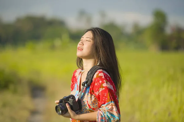 Sladká mladá žena asijské čínštině nebo korejštině na její 20s vyfotit s úsměvem fotoaparát a Fotografie šťastný v krásné přírodní krajině svátky — Stock fotografie