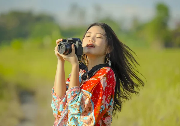 Édes fiatal ázsiai kínai vagy koreai nő a 20-as figyelembe képet fénykép fényképezőgép mosolygó gyönyörű természeti táj boldog az ünnepek — Stock Fotó