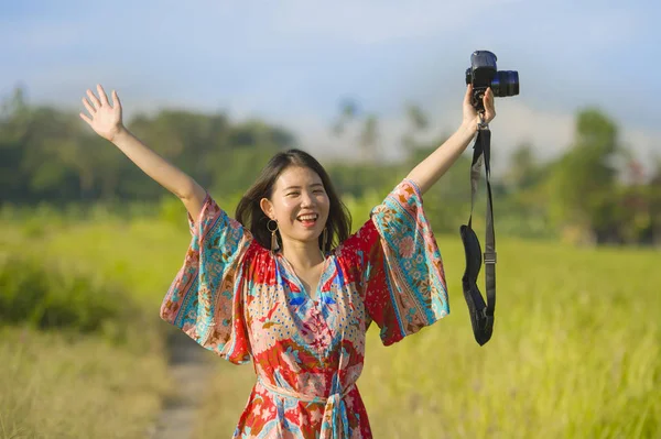 Doce jovem asiático chinês ou coreano mulher no ela 20s posando feliz e brincalhão segurando foto câmera sorrindo feliz no bela natureza paisagem — Fotografia de Stock