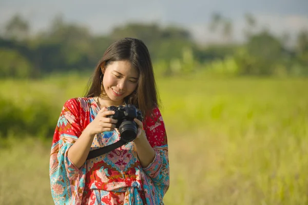 Sladká mladá žena asijské čínštině nebo korejštině na její 20s kontrola obrazu ve fotoaparátu v krásné přírodní krajině svátky — Stock fotografie