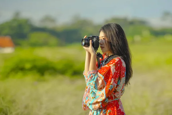 休日で幸せな美しい自然の風景の写真カメラを笑顔で写真を撮る彼女の 20 代の甘いの若いアジア中国語韓国語女性 — ストック写真